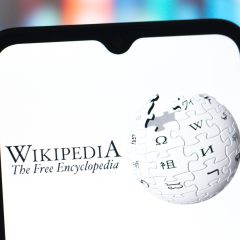 Logo Wikipedia hiển thị trên màn hình điện thoại