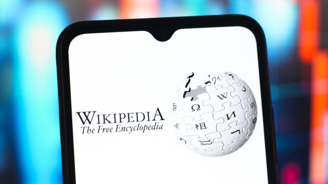 Logo Wikipedia hiển thị trên màn hình điện thoại