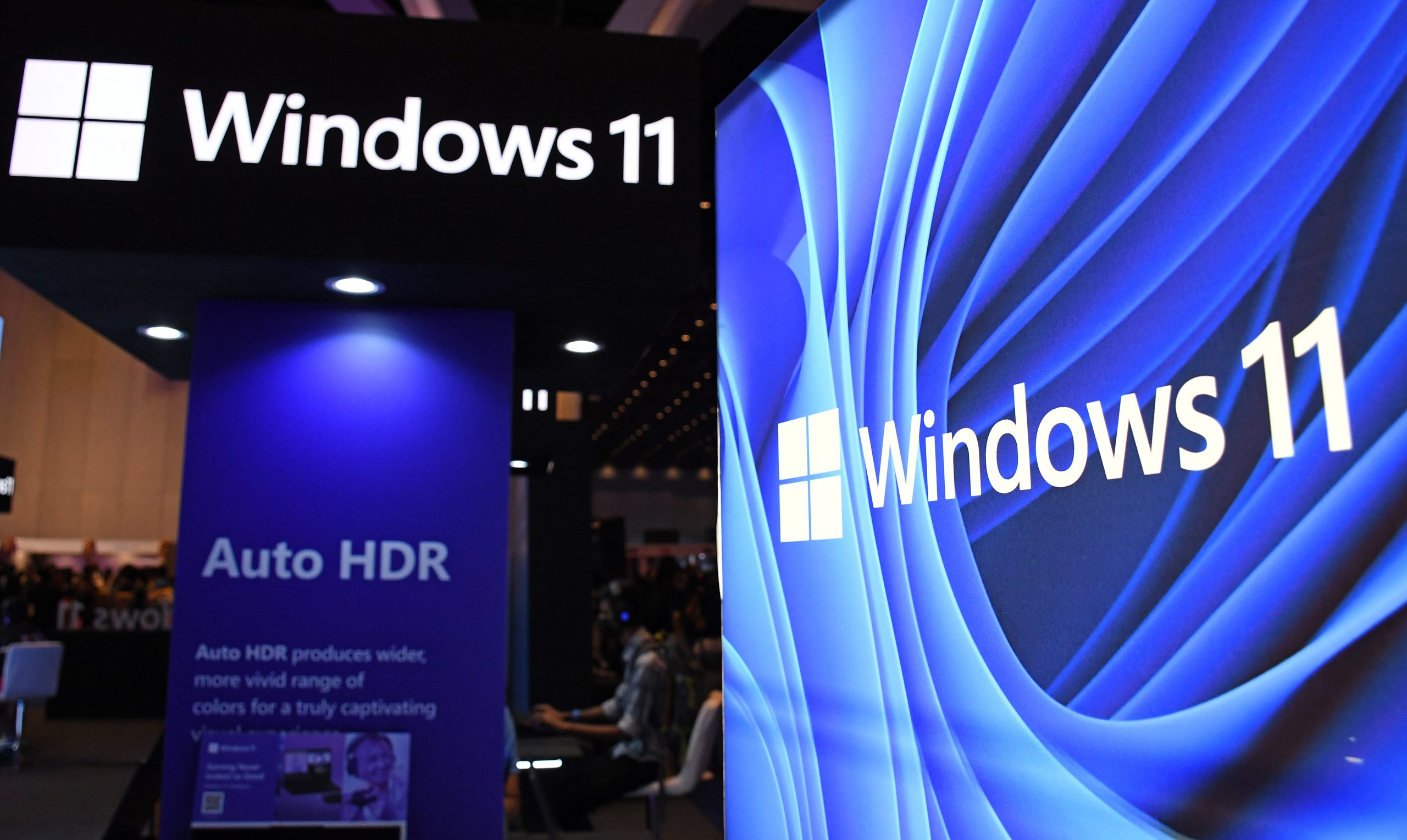 Logo Windows 11 trên màn hình tại một sự kiện
