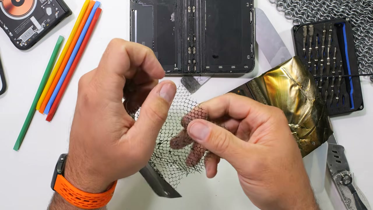Lớp lưới kim loại gia cố được bóc ra từ màn hình trong của iPhone Duo