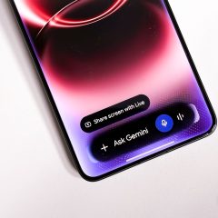 Lớp phủ Gemini với ô Ask Gemini và các chấm sáng trên điện thoại Android