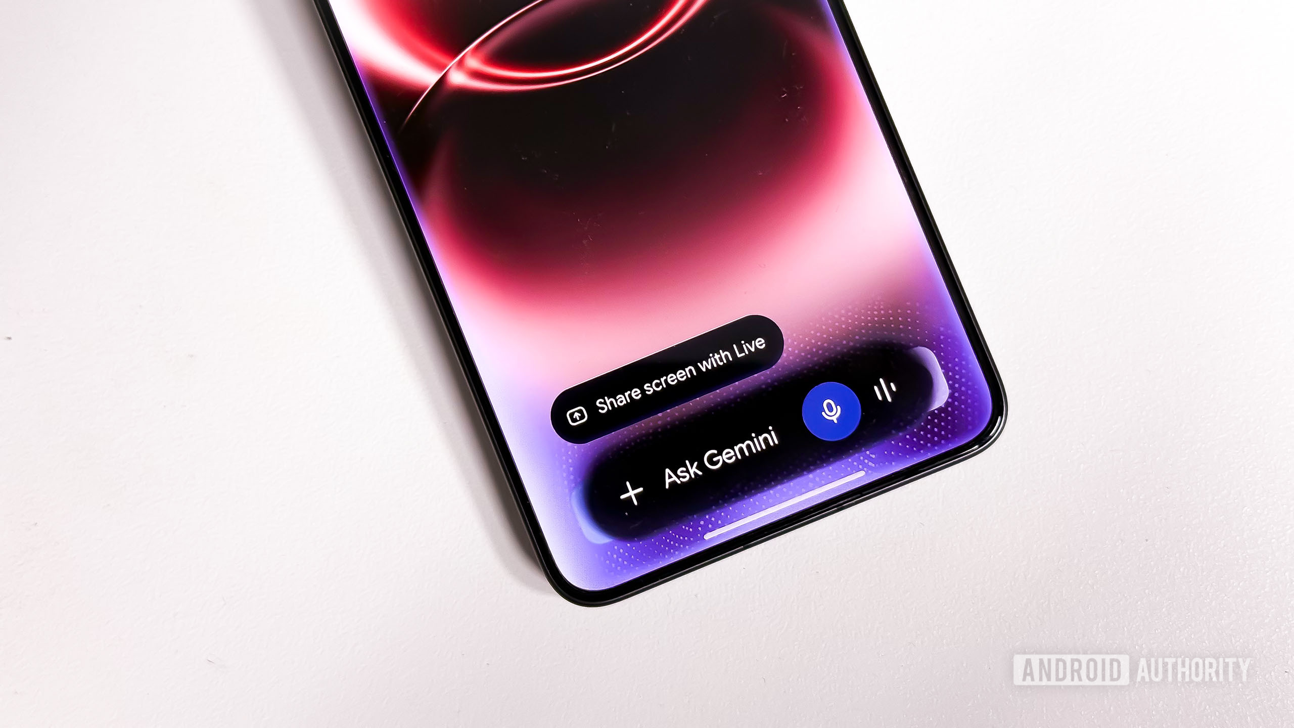 Lớp phủ Gemini với ô Ask Gemini và các chấm sáng trên điện thoại Android
