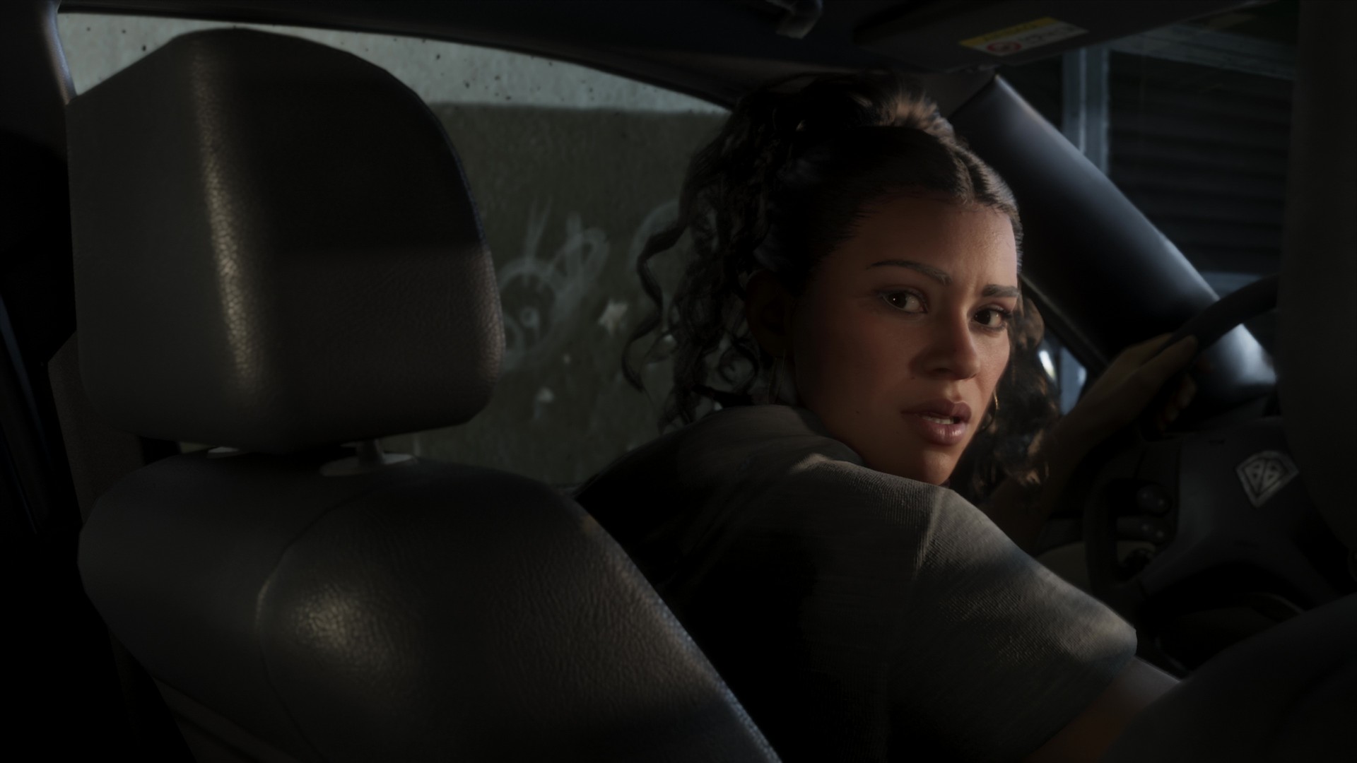 Lucia nhìn qua vai từ ghế lái trong GTA 6