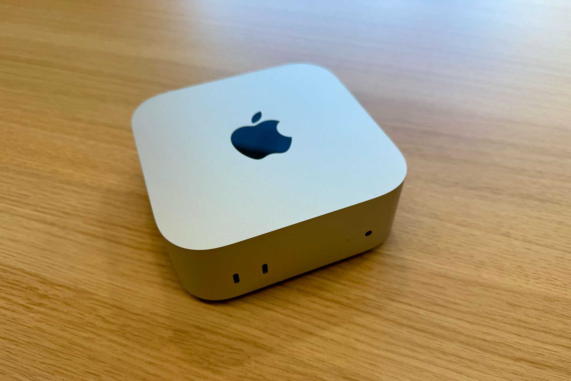 Mac mini nhìn từ phía trước, thấy hai cổng USB-C và jack tai nghe