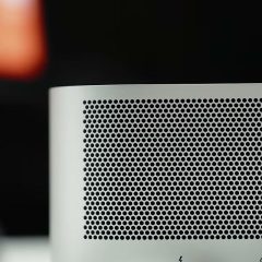 Mac Studio màu bạc cạnh thông tin tùy chọn bộ nhớ 96GB và 256GB.