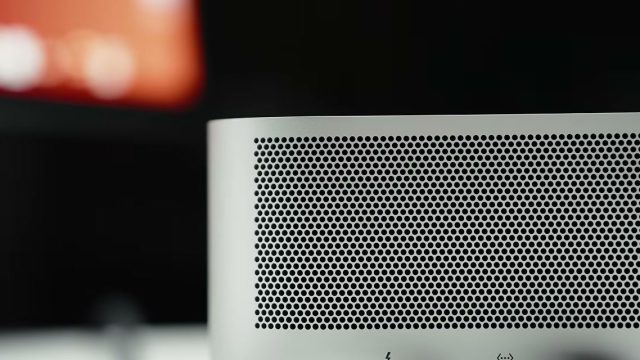 Mac Studio màu bạc cạnh thông tin tùy chọn bộ nhớ 96GB và 256GB.