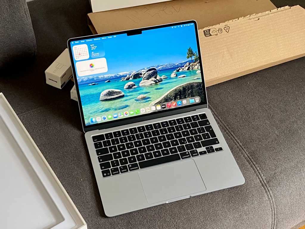 MacBook Air đang mở với bàn phím và trackpad