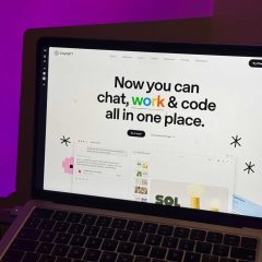 MacBook mở giao diện ChatGPT