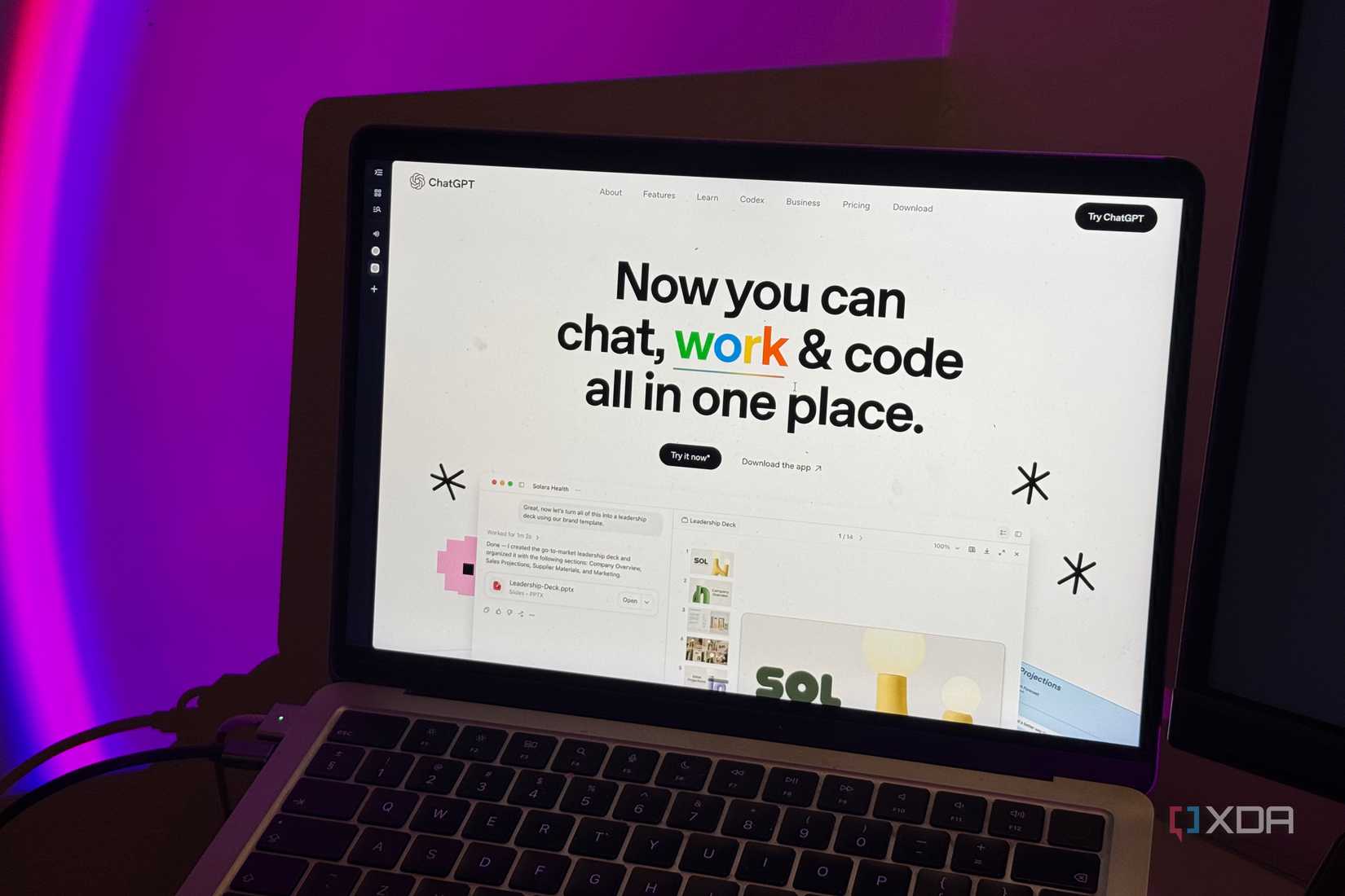 MacBook mở giao diện ChatGPT