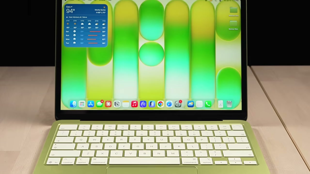 MacBook Neo mở trên bàn, hiển thị màn hình chính