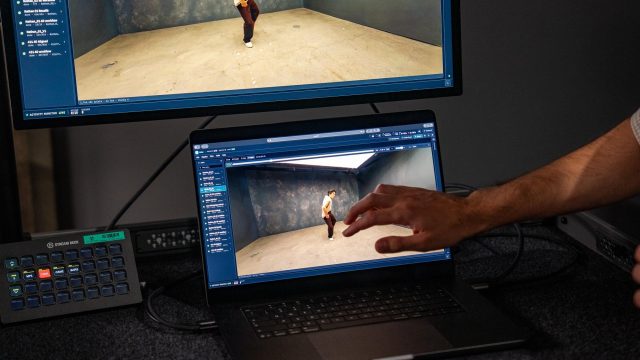 MacBook Pro cảm ứng dùng cạnh màn hình ngoài khi xử lý hình ảnh