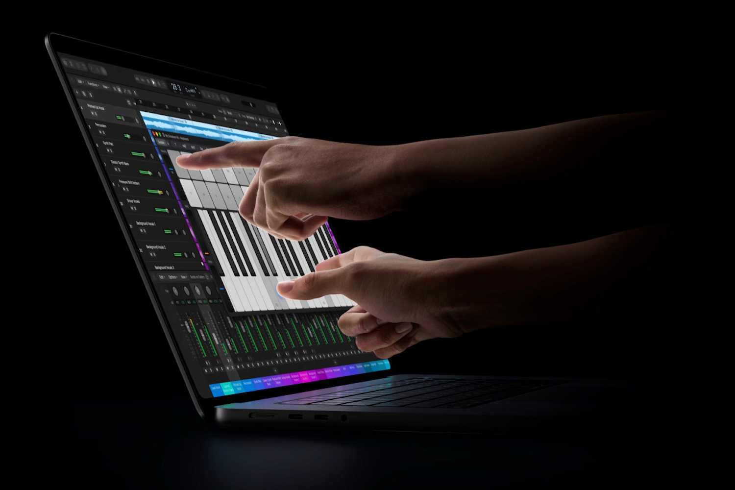 MacBook Pro cảm ứng chạy giao diện phần mềm sáng tạo