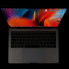 MacBook Pro hiện tại mở trên nền tối