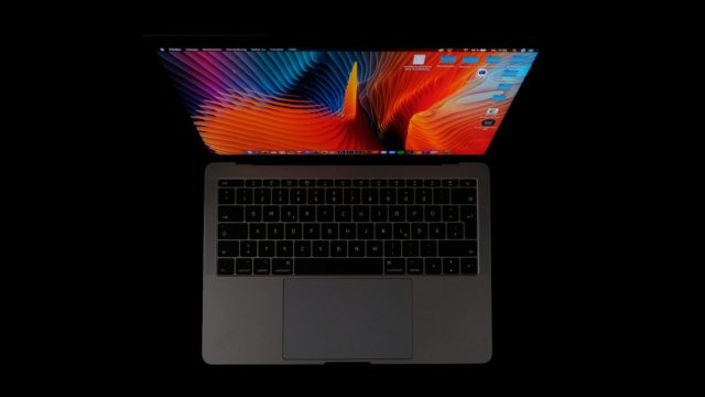 MacBook Pro hiện tại mở trên nền tối