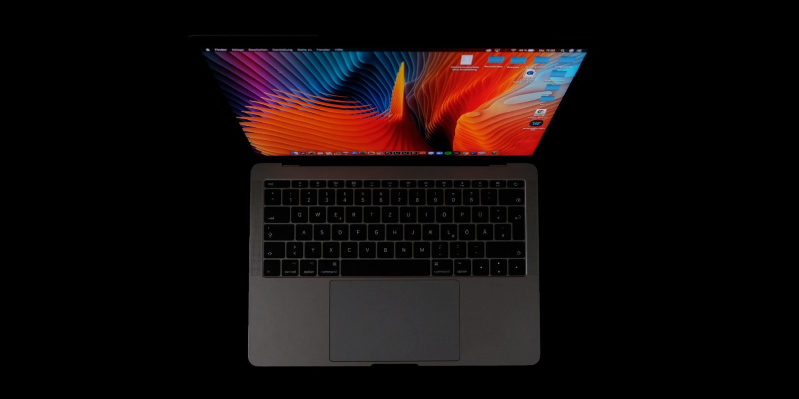 MacBook Pro thế hệ cũ mở trên nền tối