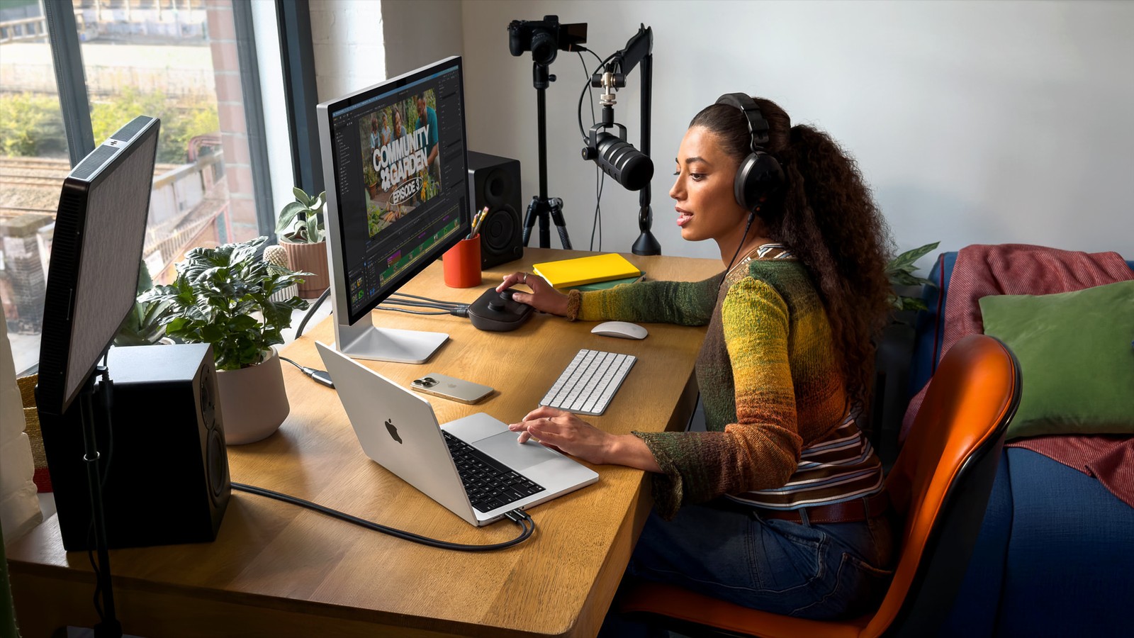 MacBook Pro kết nối màn hình ngoài trong phòng thu