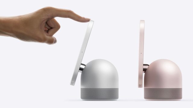 Màn hình Apple HomeView được nghiêng bằng tay trên đế loa