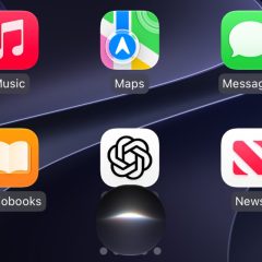 Màn hình chính CarPlay với lưới ứng dụng và nút Siri AI dạng quả cầu ở giữa đáy màn hình