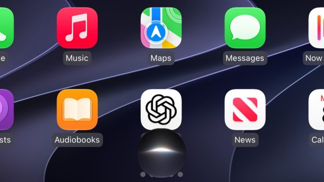 Màn hình chính CarPlay với lưới ứng dụng và nút Siri AI dạng quả cầu ở giữa đáy màn hình