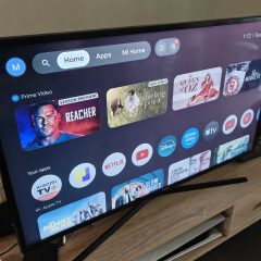 Màn hình chính Google TV hiển thị nhiều hàng đề xuất phim bên trên các ứng dụng