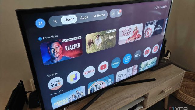 Màn hình chính Google TV hiển thị nhiều hàng đề xuất phim bên trên các ứng dụng
