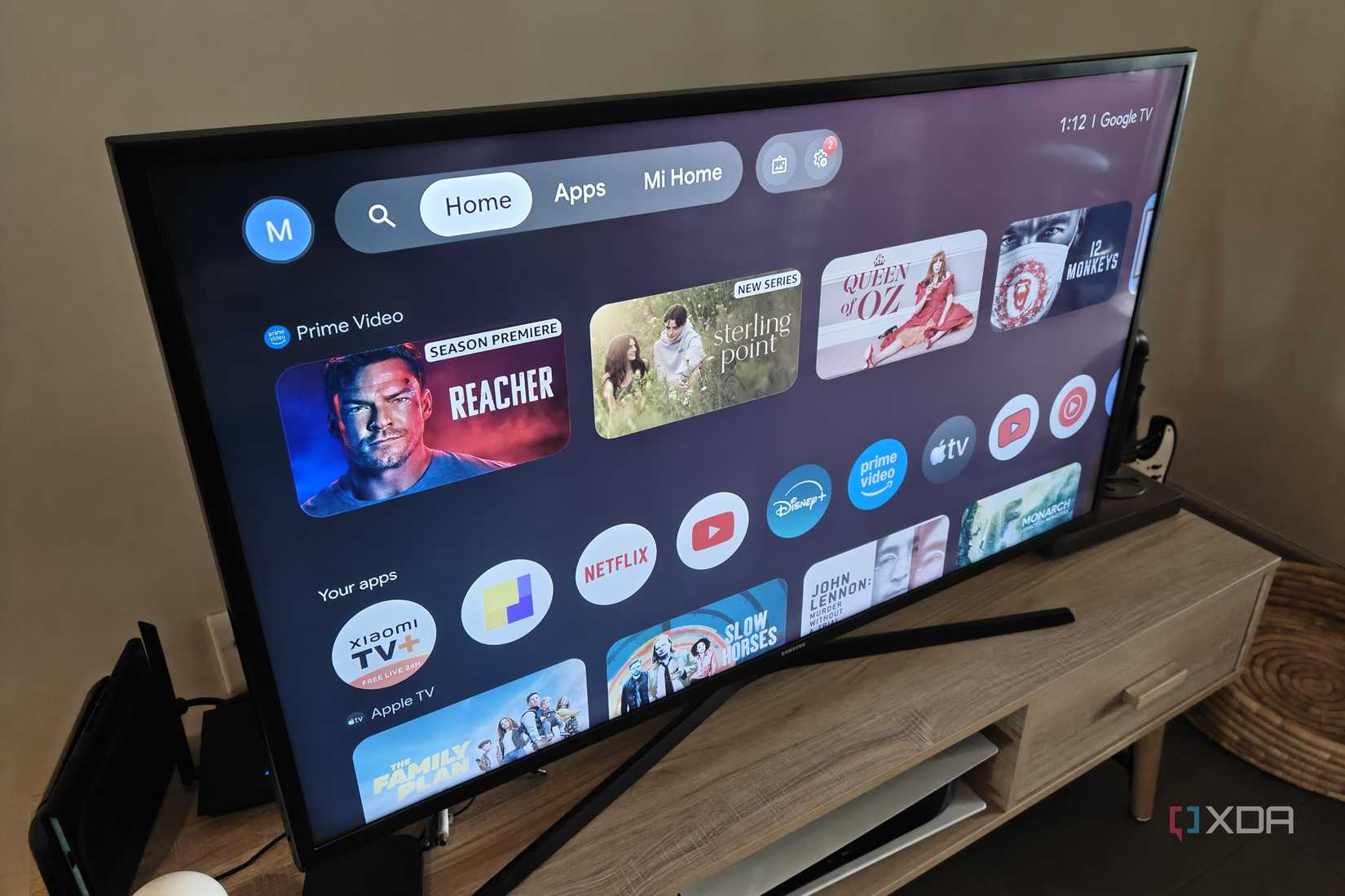 Màn hình chính Google TV hiển thị nhiều hàng đề xuất phim bên trên các ứng dụng