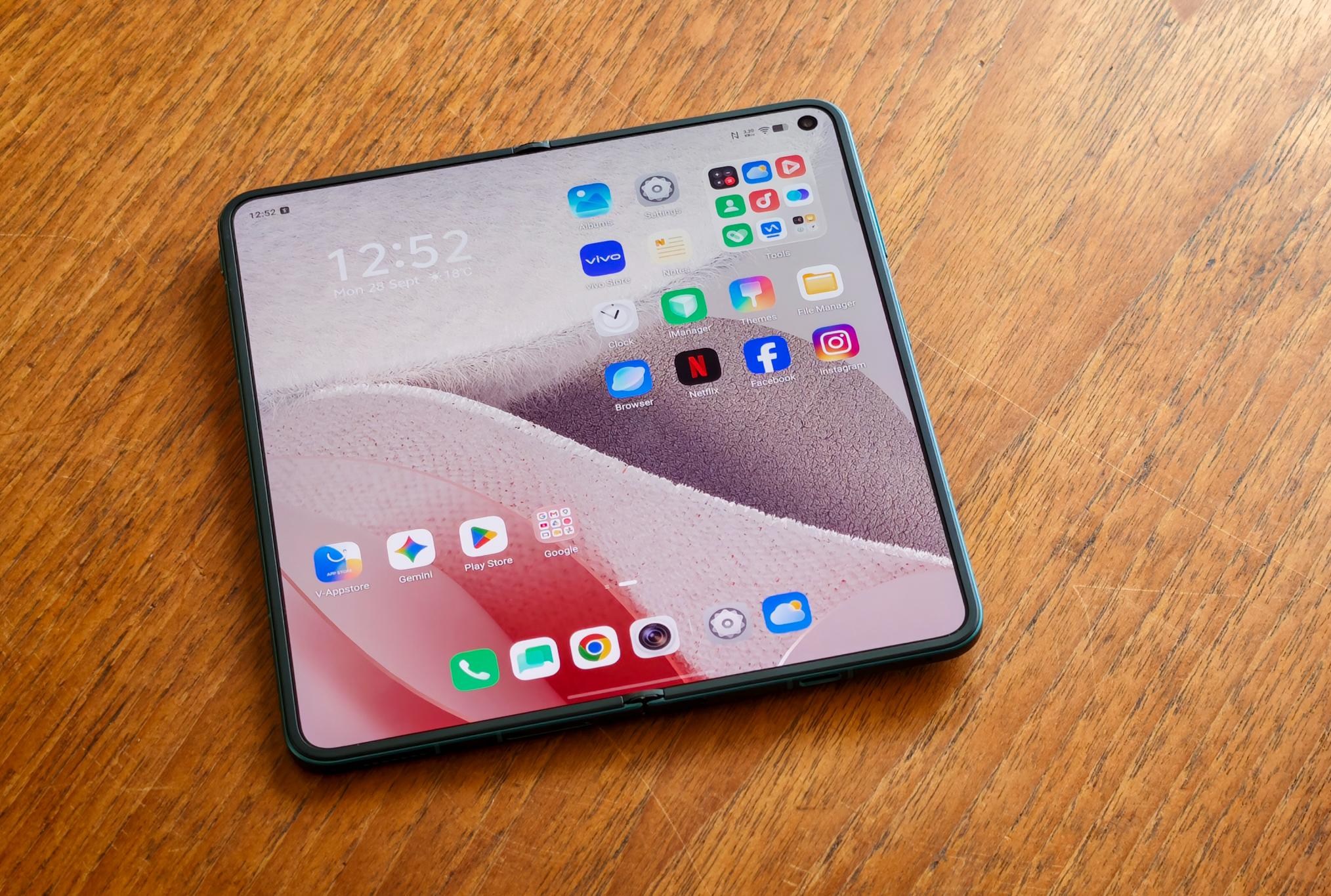 Màn hình chính Vivo X Fold 6 đang mở với giao diện OriginOS