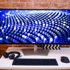 Màn hình Dell UltraSharp U4025QW trong không gian làm việc