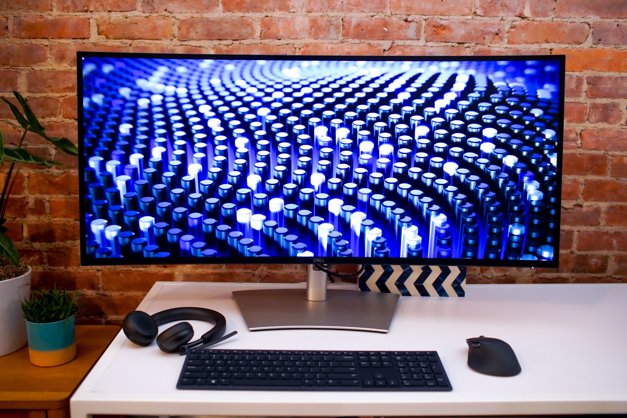 Màn hình Dell UltraSharp U4025QW trong không gian làm việc
