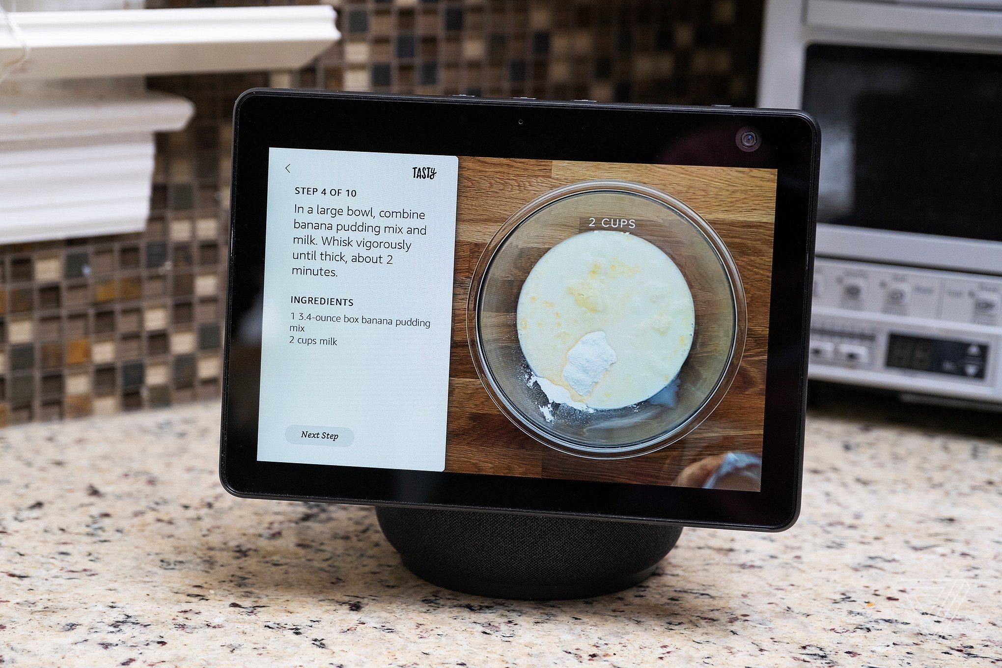 Màn hình Echo Show đặt trên quầy bếp, hiển thị công thức bánh pudding từng bước