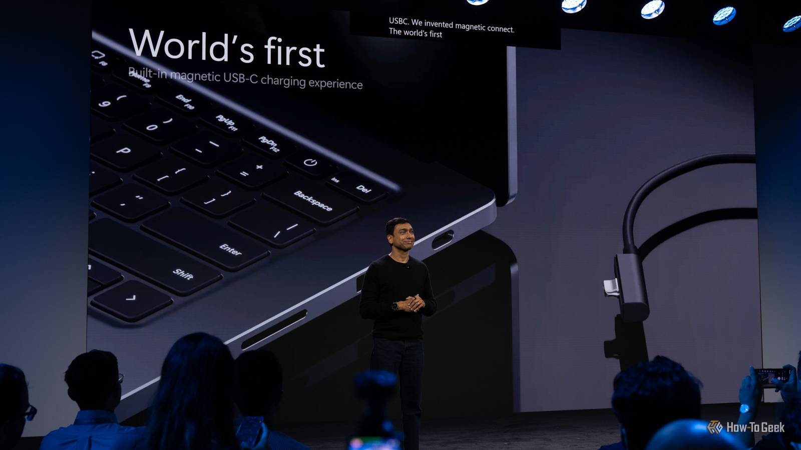 Màn hình giới thiệu cổng sạc USB-C từ tính tại sự kiện ra mắt Surface Laptop Ultra