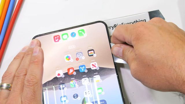 Màn hình iPhone Duo có các đường sáng trong quá trình tháo máy