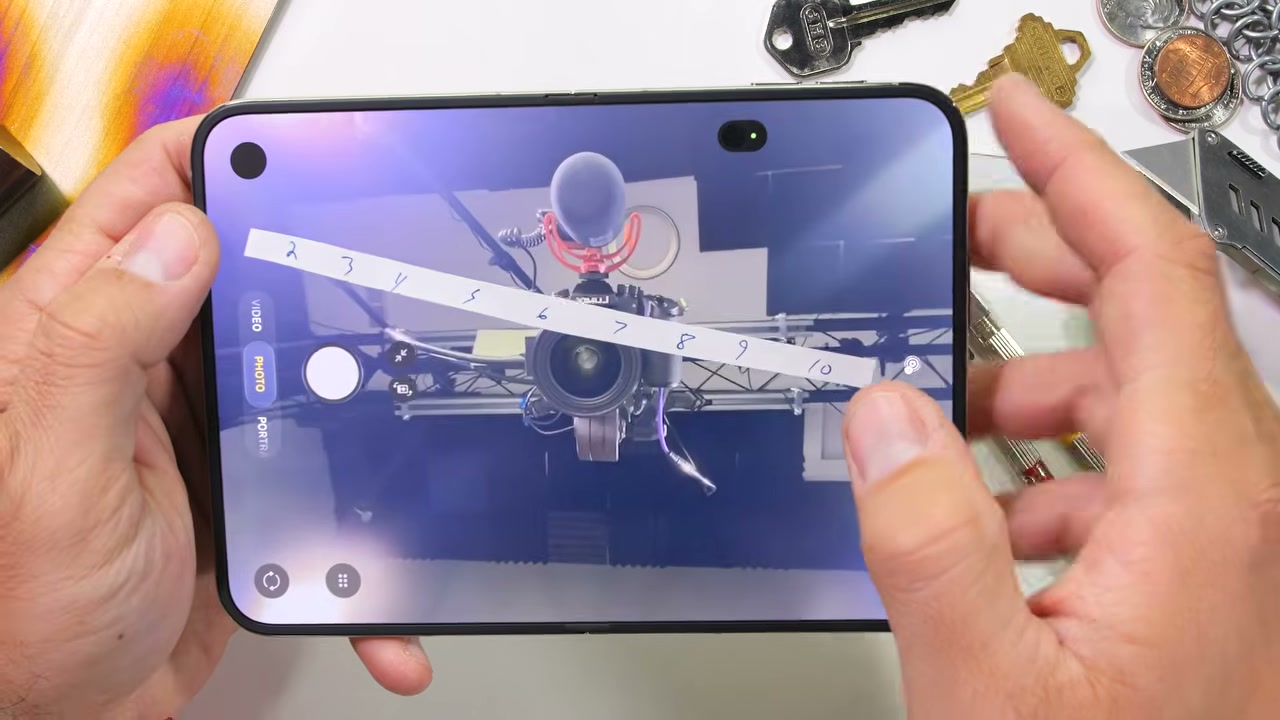 Màn hình trong iPhone Duo đang hiển thị giao diện camera
