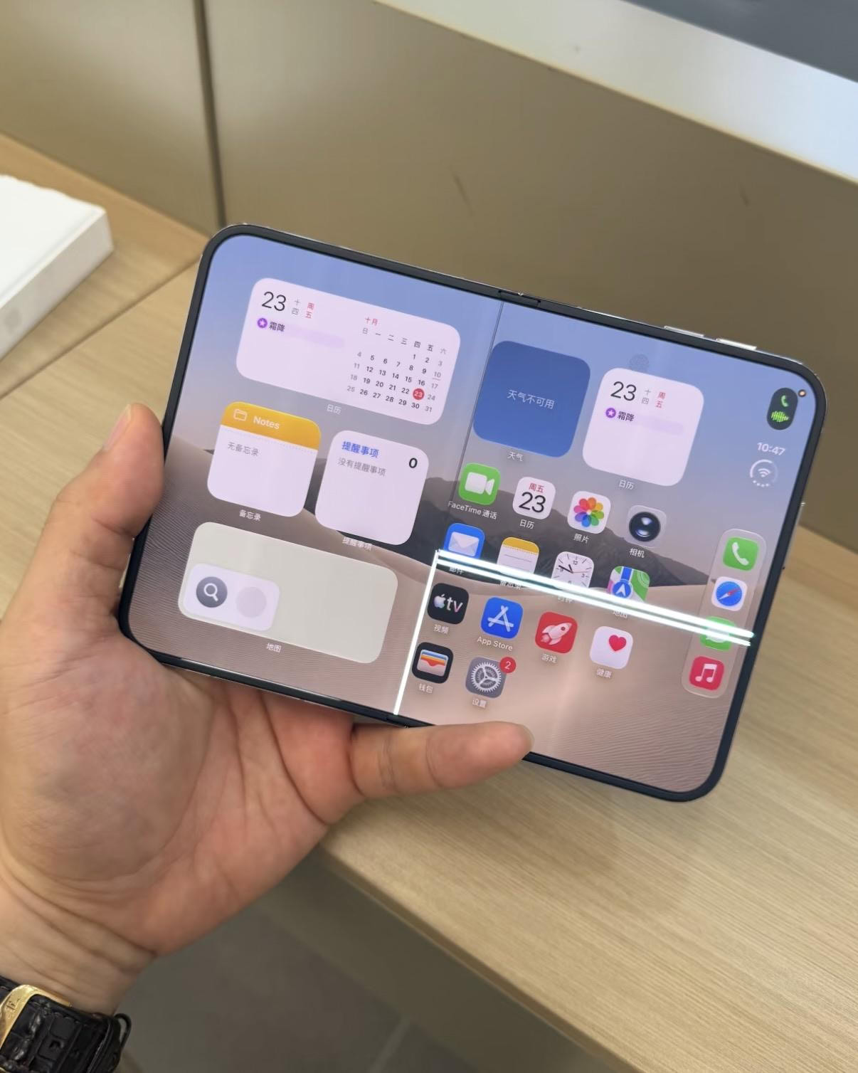 Màn hình iPhone Duo nứt gần bản lề