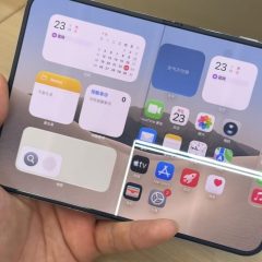 Màn hình iPhone Duo nứt gần trục gập, xuất hiện các vệt sáng ngang