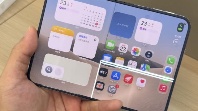 Màn hình iPhone Duo nứt gần trục gập, xuất hiện các vệt sáng ngang