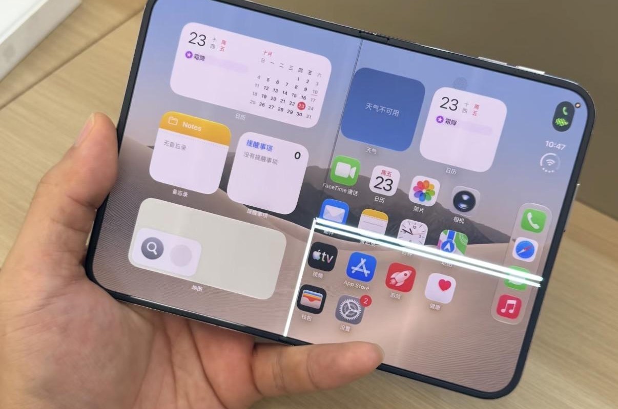 Màn hình iPhone Duo nứt gần trục gập, xuất hiện các vệt sáng ngang
