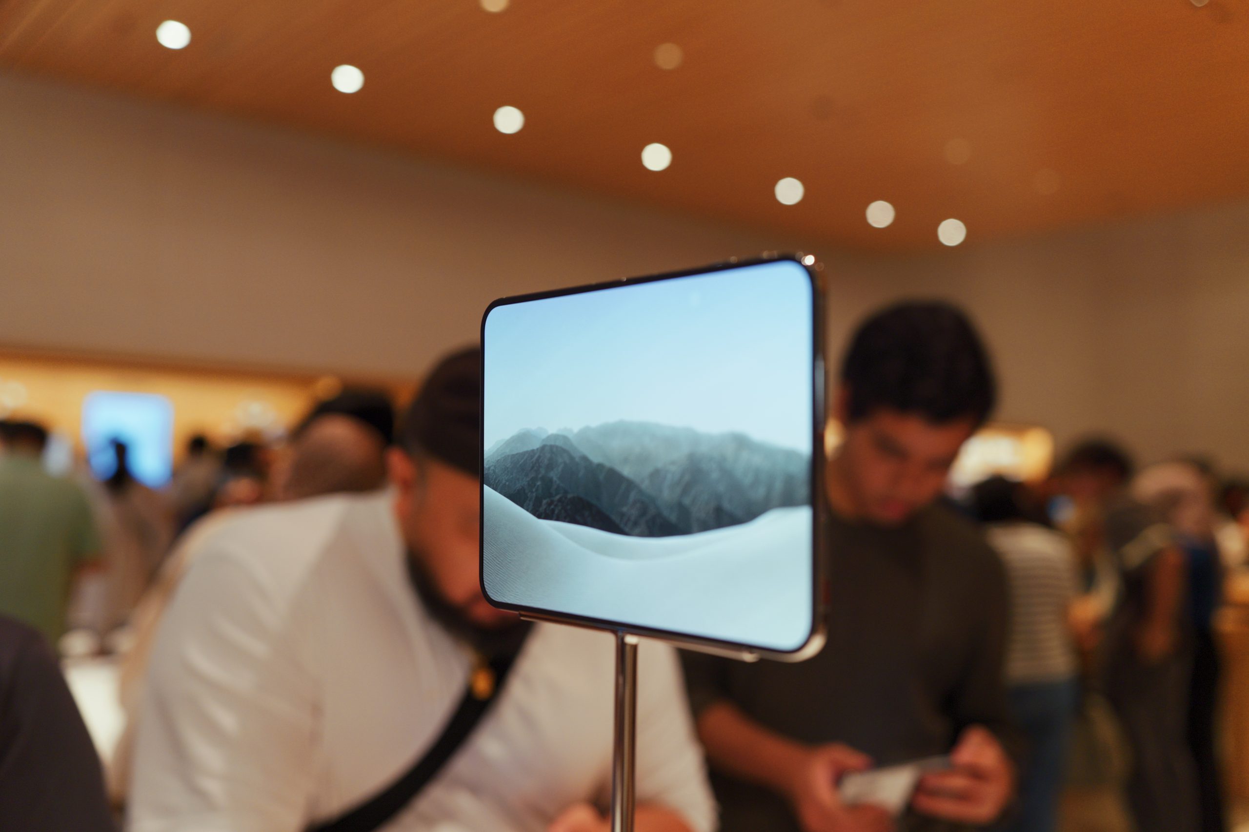 Màn hình trong iPhone Duo tại Apple Store