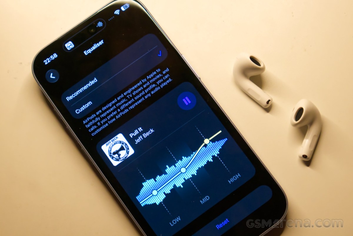 Màn hình iPhone hiển thị bộ chỉnh âm cho AirPods