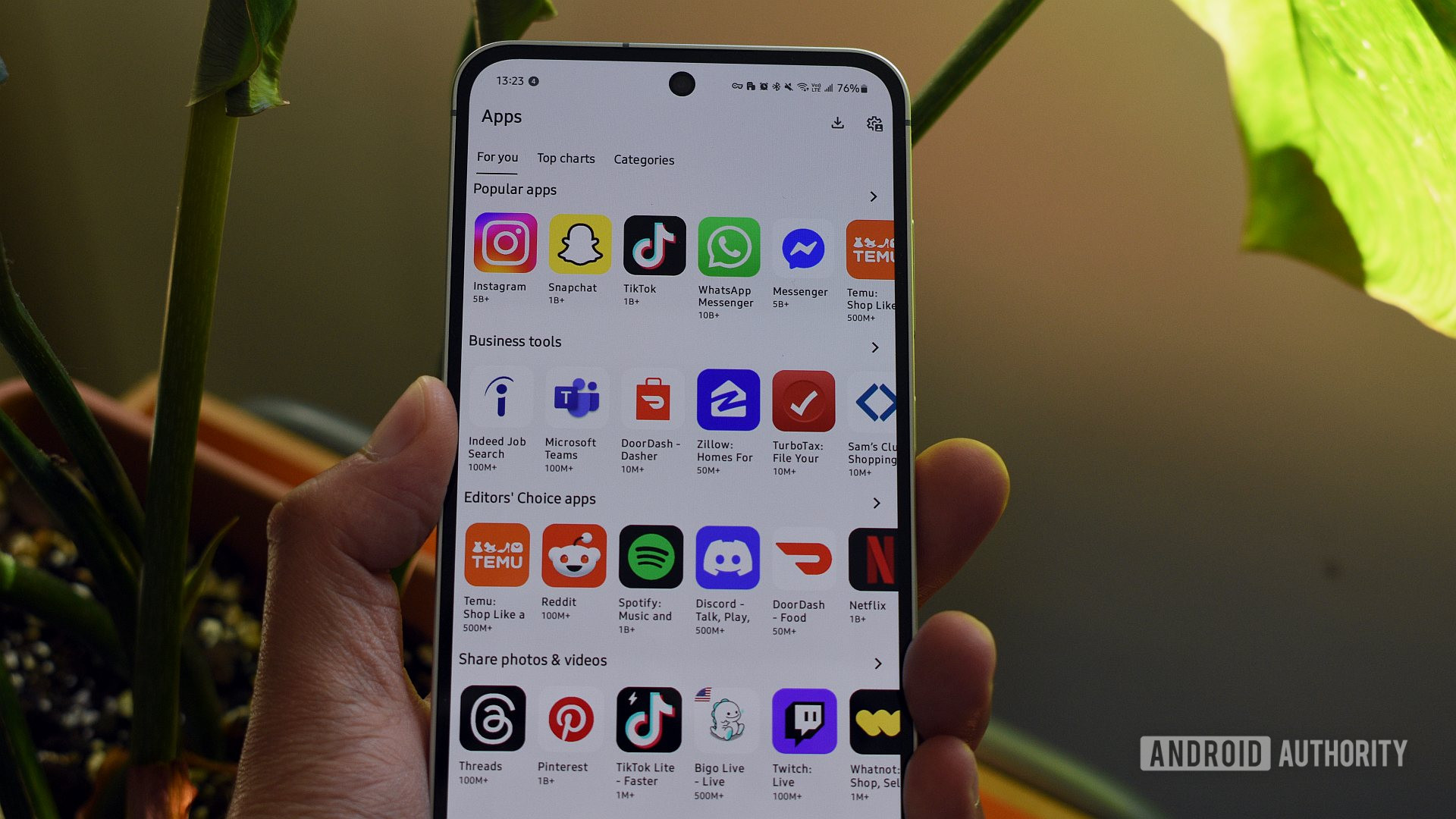 Màn hình Aurora Store hiển thị danh mục ứng dụng trên điện thoại Android