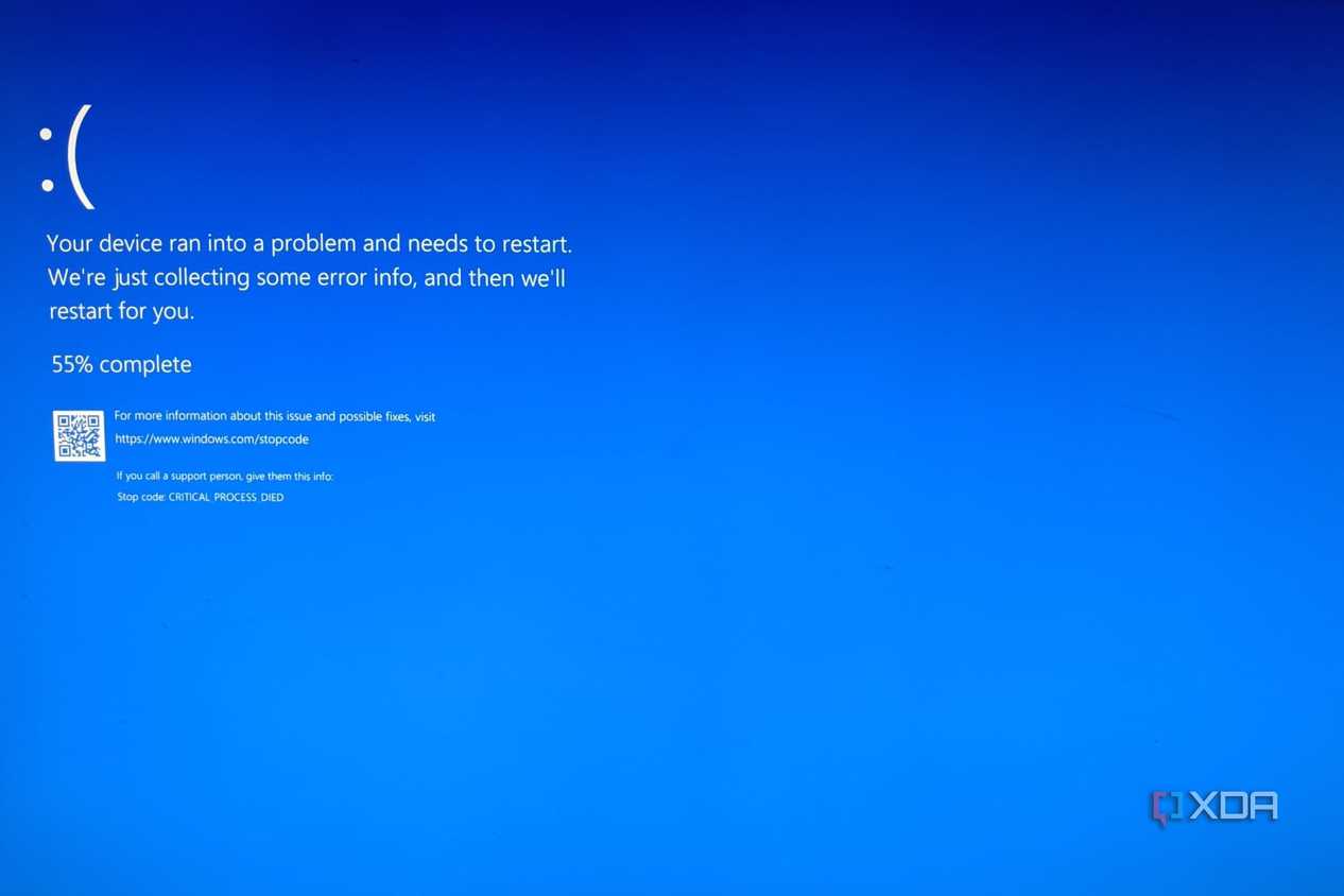Màn hình lỗi Windows nền xanh với khuôn mặt buồn và thông báo khởi động lại