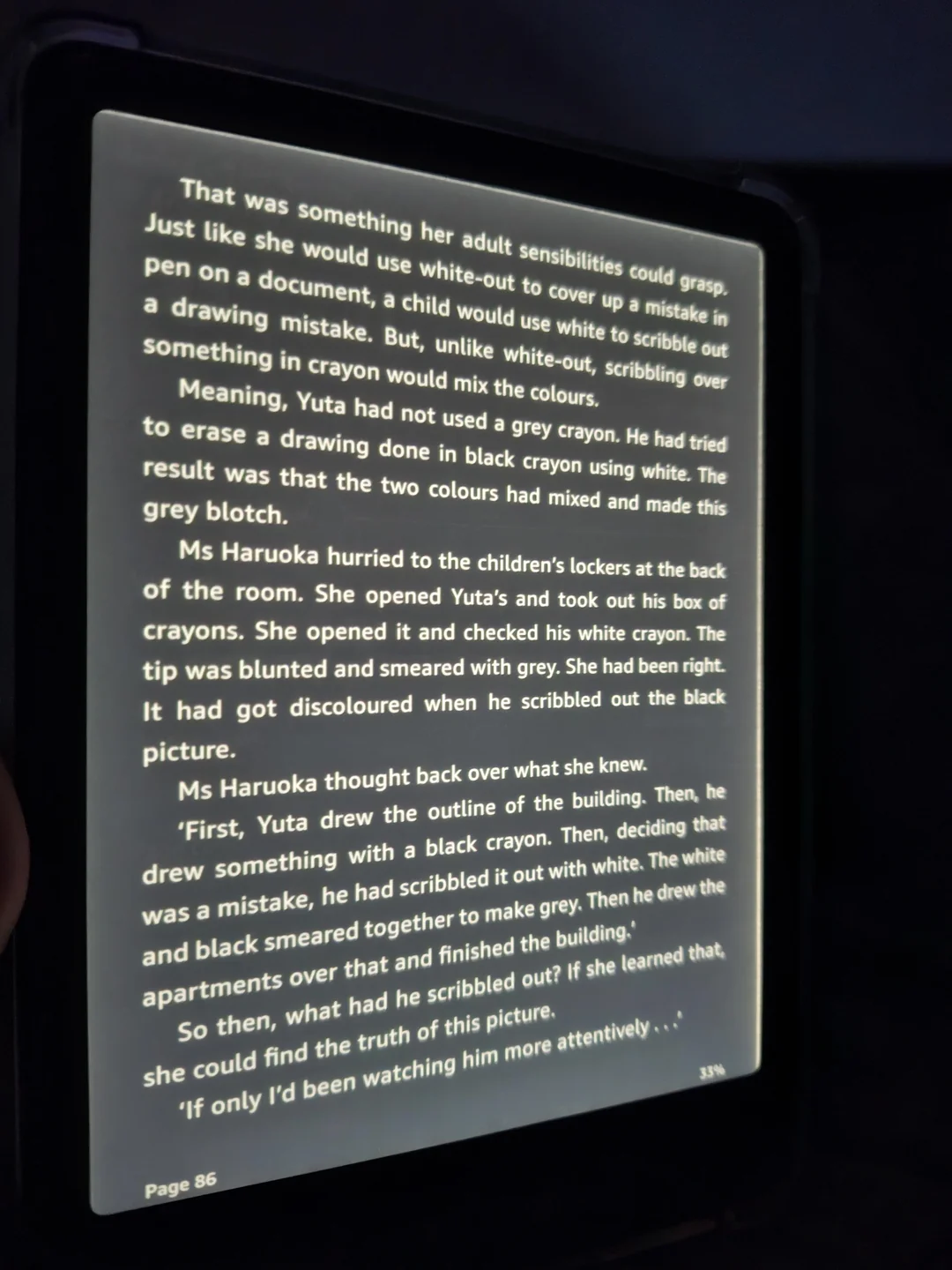 Màn hình máy đọc sách Kindle thế hệ mới hiển thị trang sách với vệt hắt sáng ở cạnh viền
