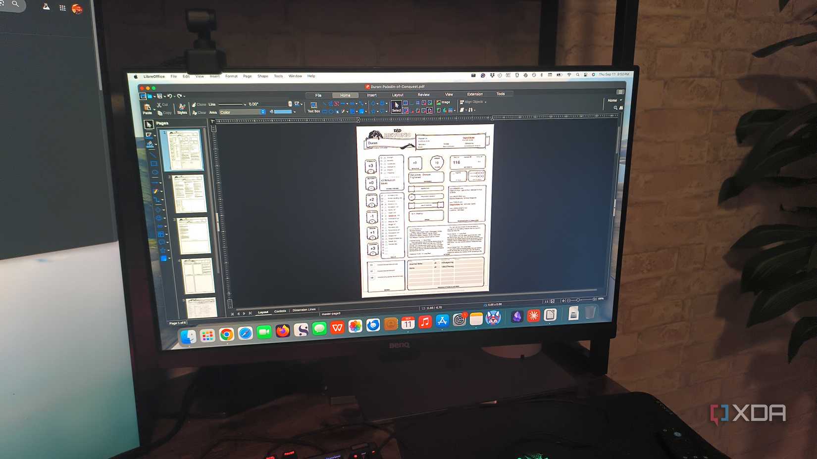 Màn hình máy tính đang mở LibreOffice Draw với tài liệu nhiều trang