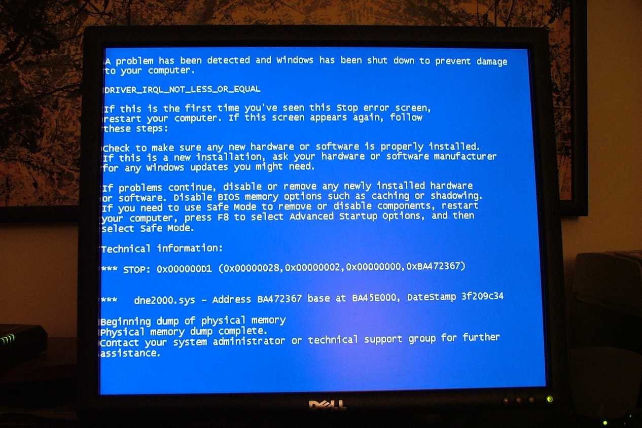 Màn hình máy tính hiển thị thông báo dừng Windows với nhiều dòng chữ trắng