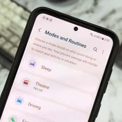 Màn hình Modes and Routines trên điện thoại Samsung Galaxy hiển thị các mode Sleep, Theatre, Driving.