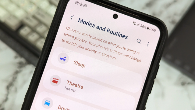 Màn hình Modes and Routines trên điện thoại Samsung Galaxy hiển thị các mode Sleep, Theatre, Driving.