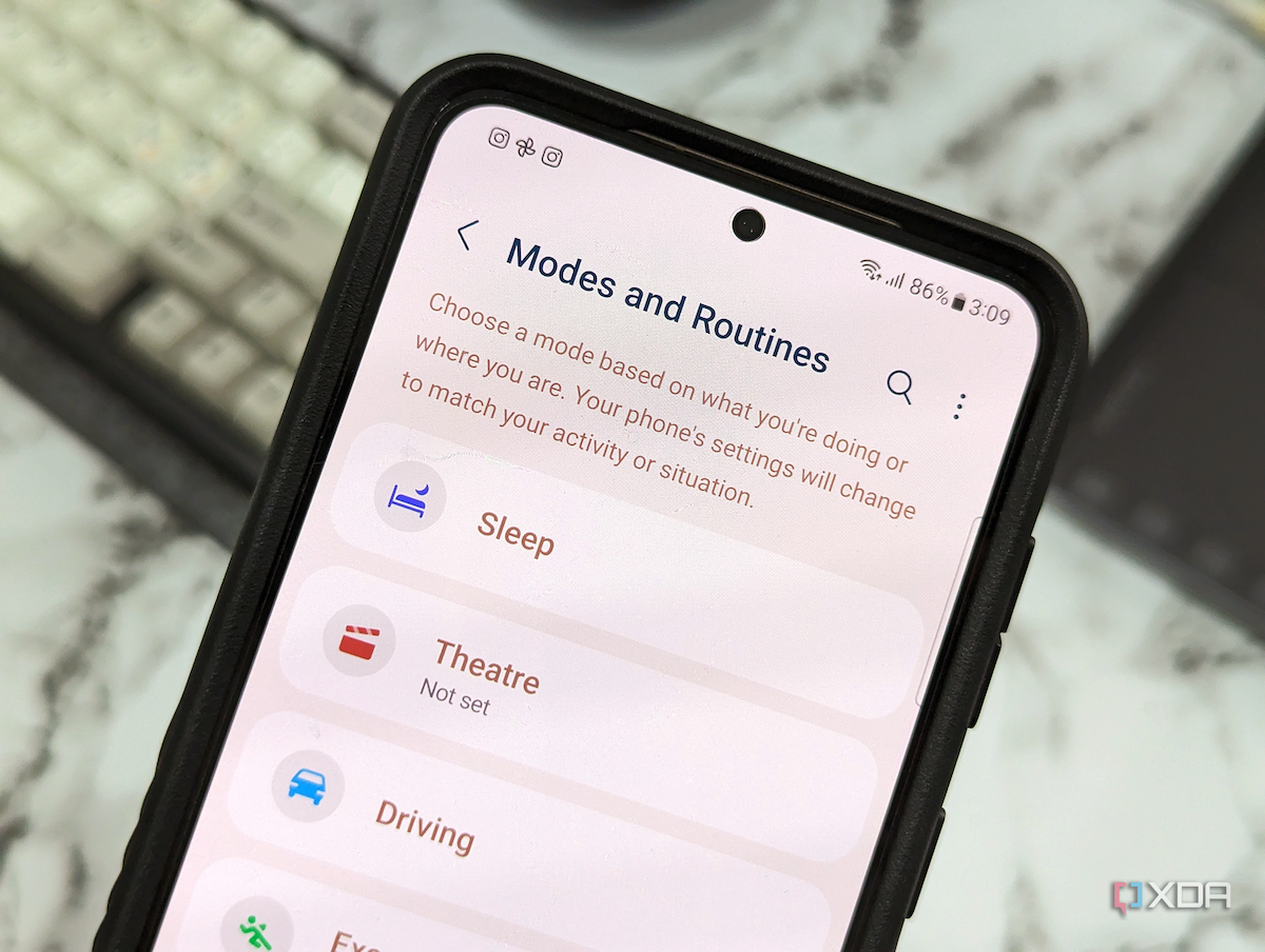 Màn hình Modes and Routines trên điện thoại Samsung Galaxy hiển thị các mode Sleep, Theatre, Driving.