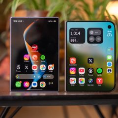 Màn hình ngoài của điện thoại gập Galaxy Z Fold cạnh các thiết bị gập thế hệ mới