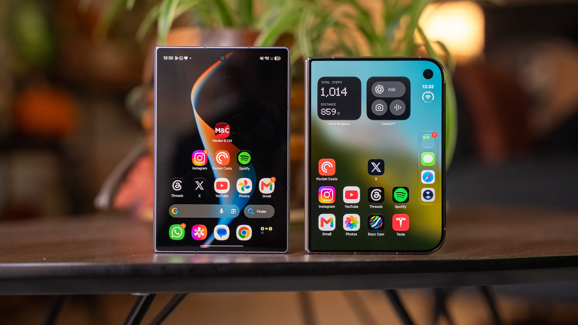 Màn hình ngoài của điện thoại gập Galaxy Z Fold cạnh các thiết bị gập thế hệ mới