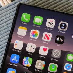 Màn hình ngoài của iPhone Duo đang hiển thị giao diện chính
